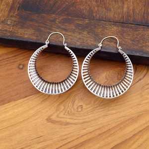 Boucles d'oreilles créoles géométriques de style tribal bohème en métal doré et argenté découpé cadeau de mode - Product Image 1