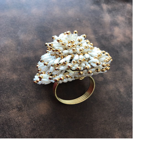 Anillos de servilletas con cuentas hechas a medida para decoración del hogar, gran variedad de diseños en color blanco y cuentas doradas - Product Image 4