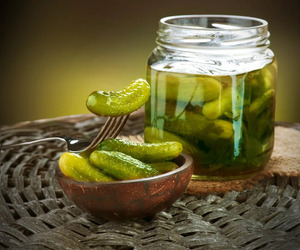 Pepinillos en conserva enteros, encurcidos y salados, condimento vegetal enlatado para servicios de catering - Product Image 2