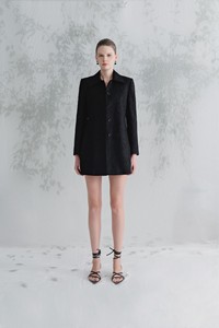 Hot Trench Vietnam Shorts pour femmes avec fausse jupe avant boutons BLANCS prêt à expédier EDNA SKORT cuir végétalien noir et blanc - Product Image 4