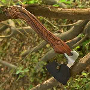 Hache viking haut de gamme en acier à haute teneur en carbone forgé à la main avec gravure artisanale, pour l'extérieur, avec étui en cuir fin - Product Image 6