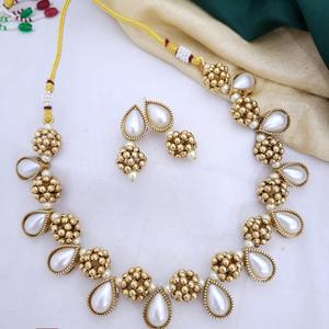 Conjunto de collar étnico de alta calidad con apariencia de perlas chapadas en oro con pendientes para colección de ropa de boda para mujeres y niñas - Product Image 1