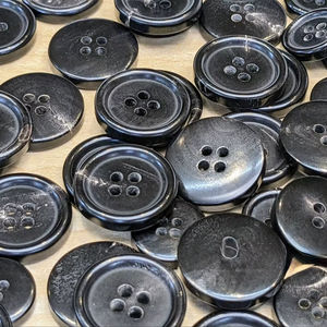 Botón Natural de Cuerno de Búfalo al por Mayor, Acabado en Blanco para Accesorios de Ropa, Alta Calidad - Product Image 1