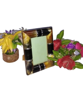 Cadre photo en corne noire au design exclusif moderne en vente, cadre photo fait à la main pour table et montage mural, meilleur article - Product Image 1