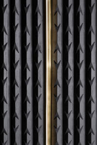 Cabinet de bar en bois de manguier de qualité supérieure avec finition or noir au design CNC unique pour meubles de bar à domicile - Product Image 5