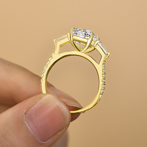 Bague en or jaune plaqué avec pierre centrale en CZ taille coussin 8x10 mm et pierres latérales en baguette effilées, bijoux de fiançailles - Product Image 4