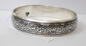 กำไลทองแดงชุบเงินหรูหรา พร้อมลวดลายดอกไม้โบราณสลักอย่างประณีต งานโลหะขัดเงาอย่างมีระดับ - Product Image 3