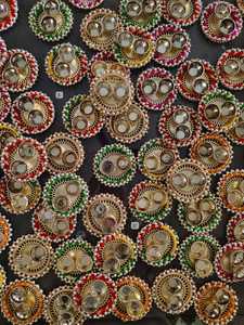 จานฮัลดี คุมคุม อินเดีย ทำมือ ดีไซน์หรูหรา พร้อมพู่ห้อย สำหรับตกแต่งบ้าน งานชากุน ดีวาลี บายดูจ งานแต่งงาน และเทศกาลต่างๆ เหมาะสำหรับเป็นของขวัญ - Product Image 2