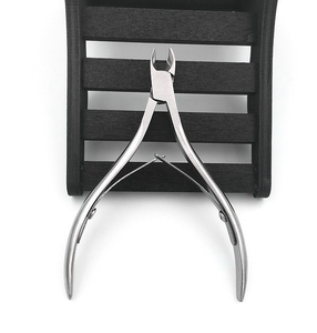 Vente en gros de coupe-ongles en acier inoxydable de qualité chirurgicale Outil de pédicure Coupe-peaux mortes Pince à cuticules pour ongles - Product Image 2