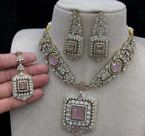 Impresionante Juego de Collar con Piedras de Circonita Cúbica con Acabado Dorado de la Mejor Calidad, con Pendientes y Tikka, para Fiestas, Bodas, Colección Moderna para Mujer - Product Image 1