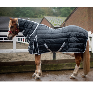Protection contre le froid pour les chevaux facile à utiliser avec des tapis d'intérieur stables qui offrent un confort quotidien et un nettoyage rapide - Product Image 5