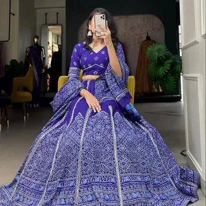 Roubar Everyones coração e atenção por vestindo esta incrível Bandhani impresso Lehngha azul marinho colorido. As mulheres podem usar isso