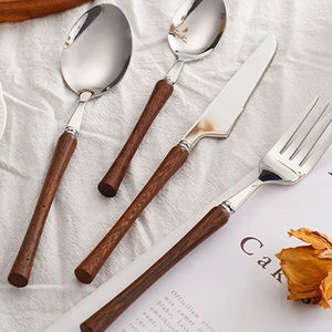 Ensemble de couverts exquis en acier inoxydable avec manche en bois mettant en valeur le savoir-faire artisanal parfait pour les rassemblements festifs - Product Image 1
