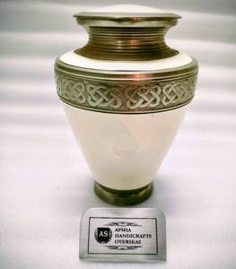 Urna Funeraria de Latón Grabada de Estilo Americano/Europeo, Color Morado Antiguo, para Guardar Cenizas de Adultos - Product Image 2