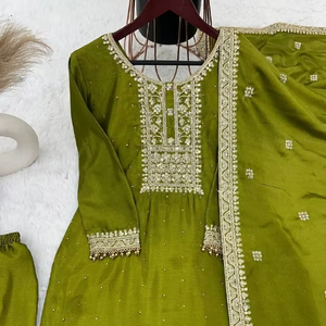 Hermoso conjunto de Parte superior inferior y Dupatta con bordado pesado y trabajo de secuencia Dori para ocasiones de fiesta - Product Image 3