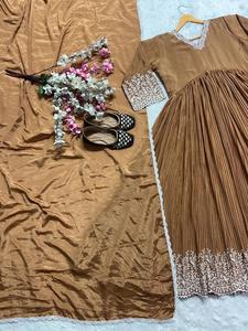 Nuevo diseñador Party Wear Aliya Cut Chinon Seda Secuencia Bordado y borde de encaje Vestido y Palazzo con conjunto de traje Dupatta - Product Image 3