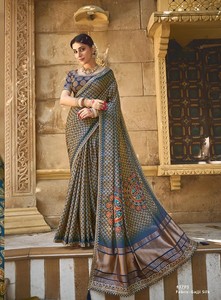 Sari Tradicional Festivo de Seda Gajji de Primera Calidad con Lentejuelas y Adornos Hechos a Mano con Borlas en el Pallu - Product Image 3