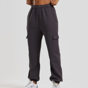 Joggers cargo confortables pour femmes, pantalons de survêtement en polaire éponge graphite personnalisés uniques avec tissu doux au toucher pour l'hiver - Product Image 1