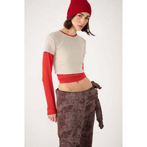 เสื้อครอปท็อปผ้าคอตตอน 100% แบบริบ สำหรับผู้หญิง ปักโลโก้ด้วยหิน ทรงลำลอง ฟรีไซส์ ระบายอากาศได้ดี - Product Image 2