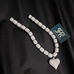 Collier tendance avec pendentif en résine blanche en forme de cœur, fermoir magnétique et perles épaisses pour femmes et filles - Product Image 2