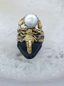 Anillo de Escorpión Plateado en Oro con Perla de Diseño Moderno de Estambul para Boutiques y Minoristas - Product Image 3