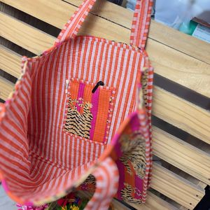 Bolso Tote Kantha Hecho a Mano con Estampado de Tigre |   Bolso de Hombro Acolchado de Algodón - Product Image 4
