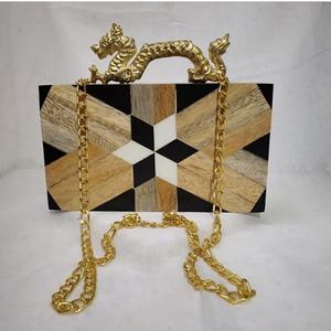 Embrague de noche bohemio personalizado para bodas, mango de dragón de lujo con cadena desmontable de terciopelo, tipo de cierre abierto hecho con resina - Product Image 1