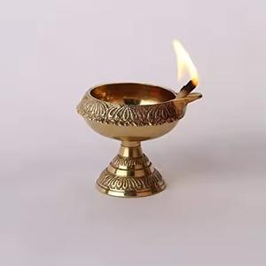 Diya de latón tradicional con esmalte de oro para la celebración de Diwali, decoración de templo indio, lámpara de aceite Pooja para el hogar - Product Image 1