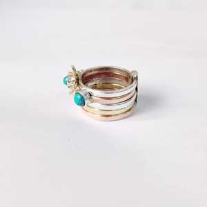 Anillo apilable piedra turquesa con diseño de flor plata con anillo de latón - Product Image 3