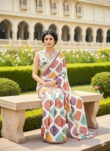 Blouse de mariage en georgette douce de qualité supérieure avec imprimé bandhej, bordure en dentelle ajourée, broderie lourde de perles, manches courtes, col en V, diamants - Product Image 3