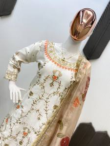 Traje indio y pakistaní bordado de Chinon pesado de diseñador exclusivo con Plazzo y Dupatta DE TRABAJO secuenciado - Product Image 3