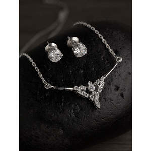 CLARA Juego de Joyería Fina de Plata de Ley 925 con Baño de Rodio, Collar con Colgante Alice y Pendientes con Cadena, Regalo para Mujeres y Niñas - Product Image 2