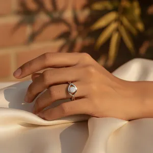 แหวนหมั้นเพชรทรงอินฟินิตี้สำหรับผู้หญิง เงินแท้ 925 ชุบโรเดียม ประดับเพชรแบบพาเว่ สไตล์โรแมนติก แบรนด์ a Made Rajasthan - Product Image 2
