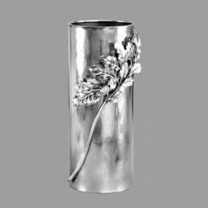 Vase contemporain en acier inoxydable argenté Cylindre métallique élégant avec design de feuille complexe pour vases décoratifs modernes pour la maison et le bureau - Product Image 2