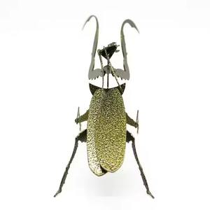 Mantis Modern Art Metal Decor Vert Noir Résine Espace pour la Maison pour le Salon Chambre Showroom Souvenir & Cadeau - Product Image 1