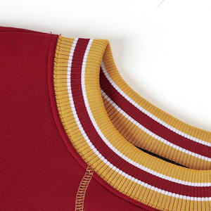 Sweat-shirt à col rond doublé en chenille rouge et noir TG pour l'hiver, logo de la sororité, campus, détail de l'ourlet des manches en côtes blanc-noir-rouge - Product Image 3