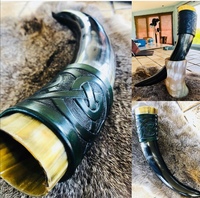 Corne à Mead Viking Rustique Traditionnelle Faite à la Main en Corne de Buffle/Bœuf Polie Naturelle Artisanale Durable 100-750ml avec Support en Cuir Gravé