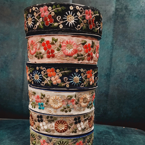 Elegante encaje bordado floral colorido para proyectos de moda, decoración del hogar y artesanía - Product Image 1