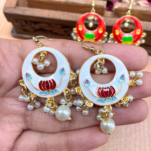 Pendientes colgantes de diseño artesanal con estampado de esmalte, estilo nuevo, con baño de oro y trabajo de Moti, Jhumkas para bodas, fiestas, Haldi, Mehendi. - Product Image 1