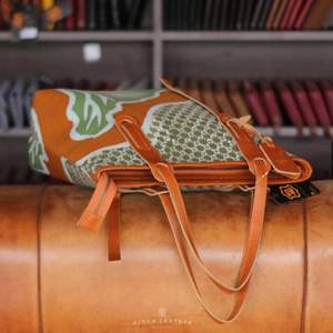 Sac fourre-tout batik indonésien de qualité supérieure avec fermeture à glissière élégant en cuir de vachette pleine fleur pour femmes à la mode - Product Image 4