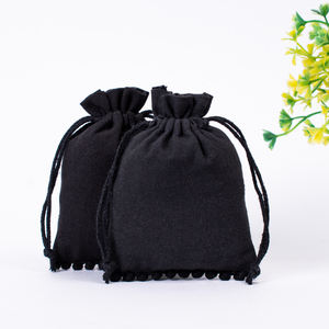 Pochette à cordon en coton faite à la main pour bijoux Sac cadeau de faveur de mariage avec logo personnalisé noir avec fermeture à cordon Mode indienne - Product Image 1