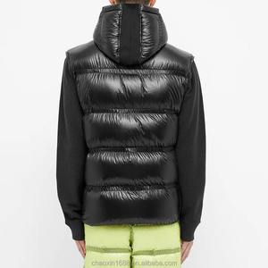 Gilet matelassé rembourré à plusieurs panneaux sans manches et à col rond pour hommes - Product Image 3