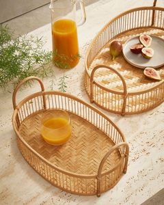 Plateaux en rotin faits à la main écologiques pour accueillir des brunchs servant des invités ou décorer des tables avec une texture organique - Product Image 1