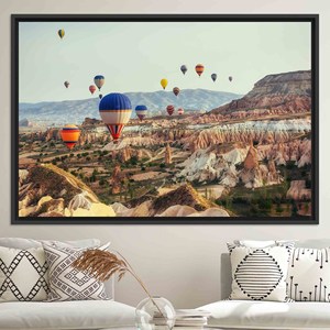 Impression sur toile Cappadocia Air Balloon : Œuvre d'art paysagère vibrante, toile encadrée noire - Product Image 1