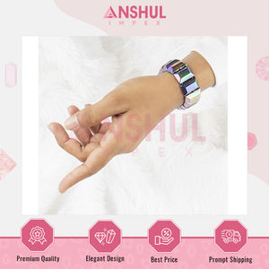 Bracelets en pyramide carrée en quartz aura, lisses et polis, faits à la main, extensibles, pour la méditation et l'aromathérapie, en vente - Product Image 2