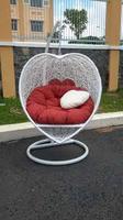 Fauteuil suspendu d'extérieur pour parc et villa avec coussin en PU, en rotin PE, design moderne pour terrasse et salle à manger