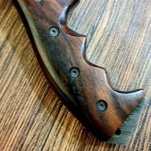 Cuchillo de Supervivencia de Acero de Damasco de Primera Calidad, Cuchillo de Caza de Hoja Fija Hecho a Mano con Mango de Madera Duradero - Product Image 6