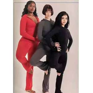 Conjunto de Sudadera con Capucha y Pantalones Acampanados de Alta Calidad para Venta al por Mayor, Traje Deportivo Personalizable con Logotipo, Trajes Deportivos Rojos para Mujer - Product Image 3