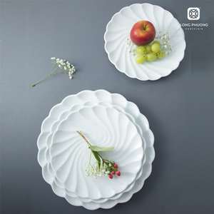 Fabricant Horeca Assiettes en Céramique Torsadée Vente en Gros Plats en Porcelaine Durable pour Hôtel Restaurant Fabriqué au Viet Nam - Product Image 1
