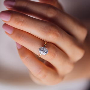 Anillo de compromiso y aniversario de estilo clásico de oro amarillo de 14 quilates 2.5CT Oval Lab Grown Diamond IGI Certified para boda - Product Image 3